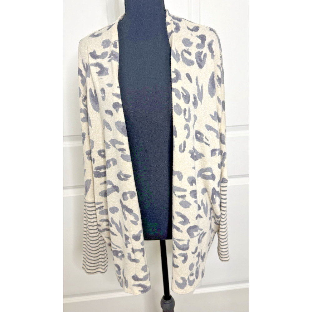 Maurices Sz L Animal Print Grey/Cream Lightweight Cotton Rayon Cardigan Sweater